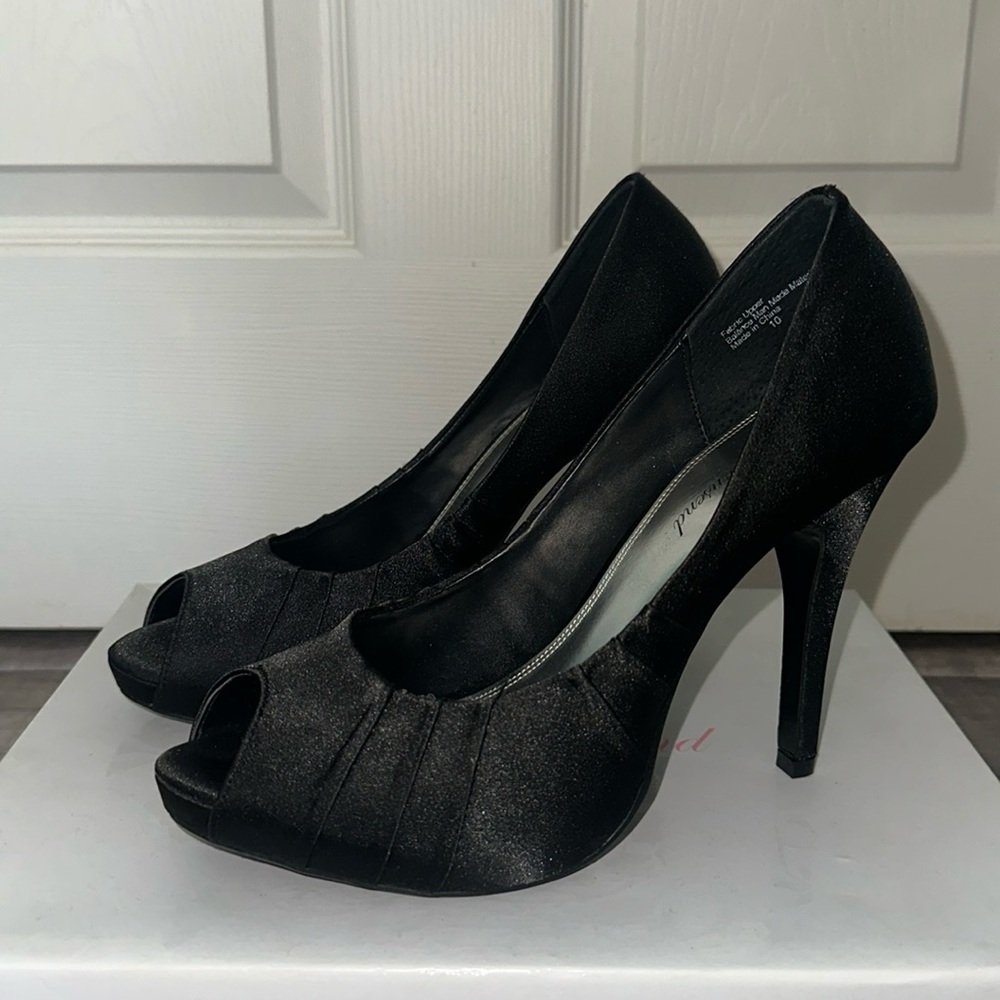 Lulu Townsend Black Open-toed Heels